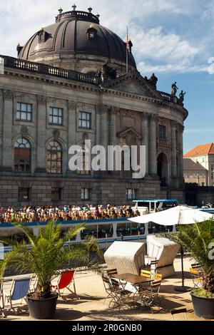 Strandbar an der Spree in der Nähe des Bode Museums, Mitte, Berlin, Deutschland Stockfoto