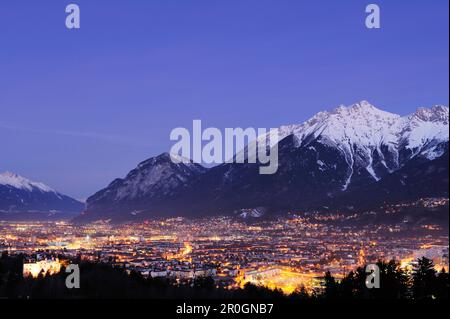 Innsbruck bei Nacht mit nördlichem Karwendel im Hintergrund, Innsbruck, Tirol, Österreich, Europa Stockfoto