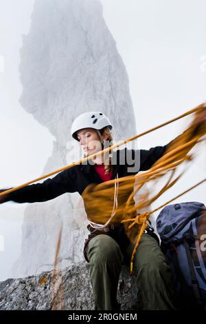 Weibliche Bergsteiger am Kopftoerlgrat, Kapuzenturm im Hintergrund, Ellmauer Halt, Kaisergebirge, Tirol, Österreich Stockfoto