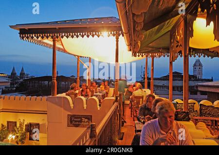 Menschen auf der Dachterrasse des Hotels Hurumzi in den Abend, Stonetown, Zanzibar City, Sansibar, Tansania, Afrika Stockfoto