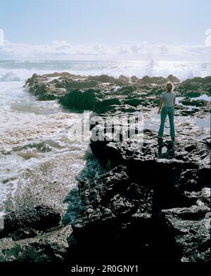 Frau auf Klippen bei Mosteiros, Sao Miguel Island, Azoren, Portugal Stockfoto