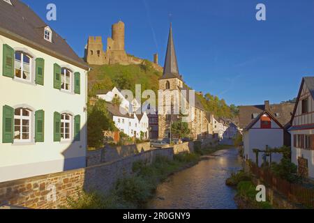 Blick auf Monreal, großes Schloss (Löwenburg), Fachwerkhaus, Kirche, Elz, Eifel, Rheinland-Pfalz, Deutschland, Europa Stockfoto