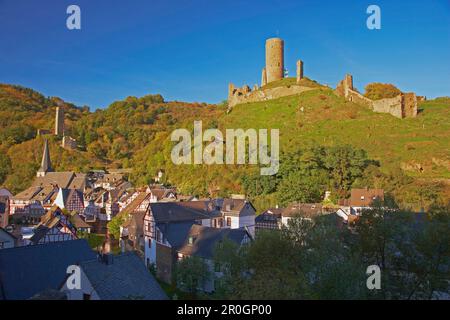 Blick auf Monreal, großes Schloss, Löwenburg, Rech, Fachwerkhaus, Eifel, Rheinland-Pfalz, Deutschland, Europa Stockfoto