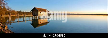 Bootshaus und Anlegestelle am Ammersee bei Sonnenuntergang, Oberbayern, Deutschland, Europa Stockfoto