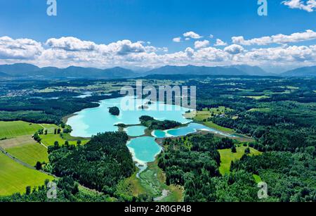 Luftaufnahme über die Seen Osterseen auf Jochberg, Herzogstand, Heimgarten, Ester und Wetterstein, Oberbayern, Deutschland, Europa Stockfoto