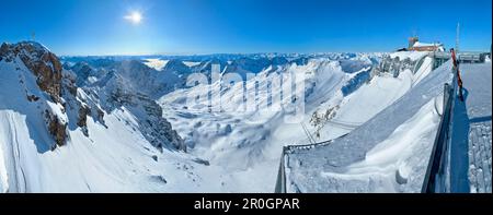 Blick auf den Gipfel der Zugspitze (links) im Sonnenlicht, Zugspitzplatt mit Skigebiet Sonnalpin und Wetterwarte rechts, Oberbayern, Germ Stockfoto