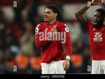 Nottingham, Großbritannien. 8. Mai 2023. Morgan Gibbs White aus Nottingham Forest erhält das Clubabzeichen auf seinem Shirt während des Premier League-Spiels auf dem City Ground, Nottingham. Der Bildausdruck sollte lauten: Darren Staples/Sportimage Credit: Sportimage Ltd/Alamy Live News Stockfoto