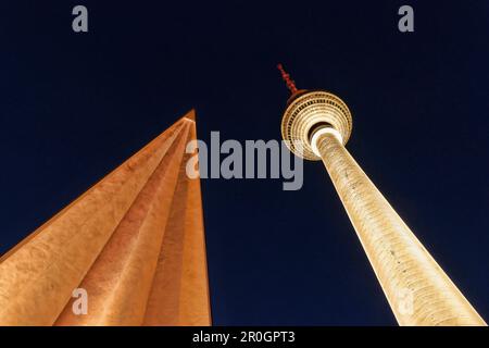 Low-Angle-Blick auf den Fernsehturm, Alexanderplatz, Mitte, Berlin, Deutschland, Europa Stockfoto