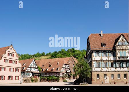 Fachwerkhäuser im Hof des Klosters Kloster Maulbronn, Maulbronn, Baden-Württemberg, Deutschland, Europa Stockfoto