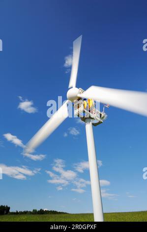 Modell der Windkraftanlage auf grüner Wiese, Stromerzeugung, Bayern, Deutschland, Europa Stockfoto