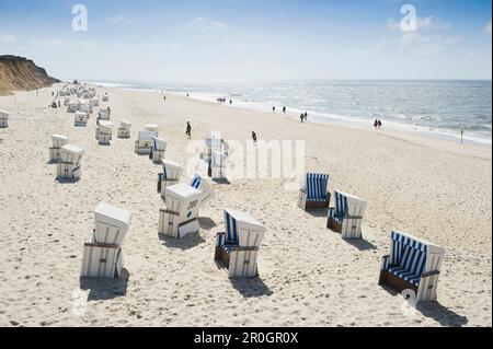 Überdachte Strandliegen in der Nähe von Rotes Kliff, Kampen, Sylt, Schleswig-Holstein, Deutschland Stockfoto