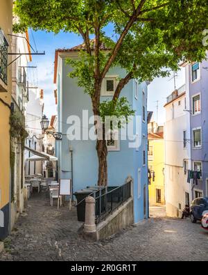 Lissabon, Portugal - 29. April 2023: Farbenfrohe Häuser im Stadtteil alfama in Lissabon Stockfoto