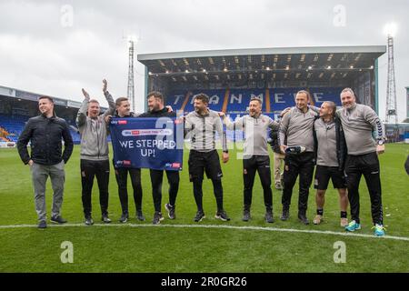 Birkenhead, Großbritannien. 08. Mai 2023. Northampton Town Manager Jon Brady und das Management-Team feiern die Beförderung während des Sky Bet League 2-Spiels zwischen Tranmere Rovers und Northampton Town im Prenton Park am 8. 2023. Mai in Birkenhead, England. (Foto: Richard Ault/phcimages.com) Kredit: PHC Images/Alamy Live News Stockfoto