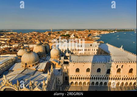 Blick vom Campanile, Panoramablick, St. Markusdom, Dogenpalast, Venedig, Italien Stockfoto