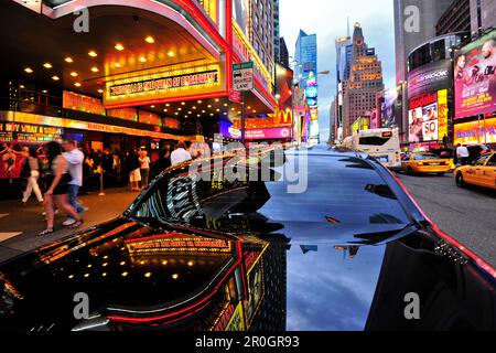 Reflexion auf der Oberfläche des schwarzen Autos, Times Square, Manhattan, New York City, USA Stockfoto