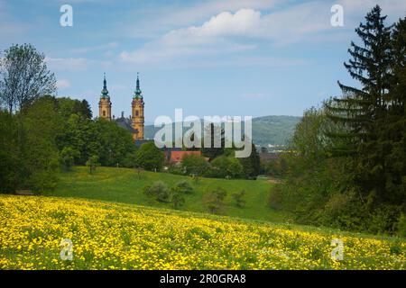 Blick auf die Basilika Vierzehnheiligen, die Wallfahrtskirche Basilika der vierzehnten Heiligen Helfer und das Kloster Banz in der Nähe von Bad Staffelstein, Fraenkische SC Stockfoto