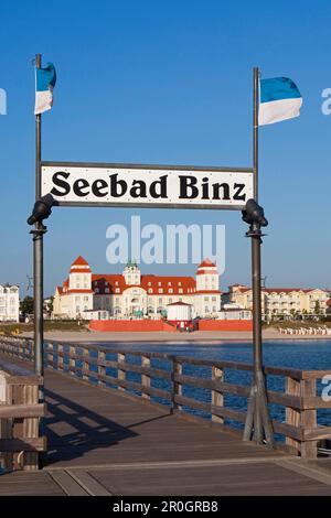 Blick vom Strand auf das Spa Hotel, das Strandresort Binz, die Insel Ruegen, die Ostsee, Mecklenburg-Vorpommern, Deutschland, Europa Stockfoto