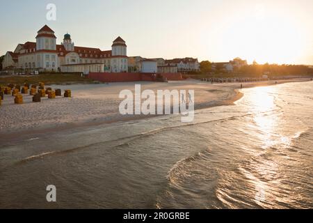 Blick über den Strand auf das Spa Hotel bei Sonnenuntergang, das Strandresort Binz, die Insel Ruegen, die Ostsee, Mecklenburg-Vorpommern, Deutschland, Europa Stockfoto