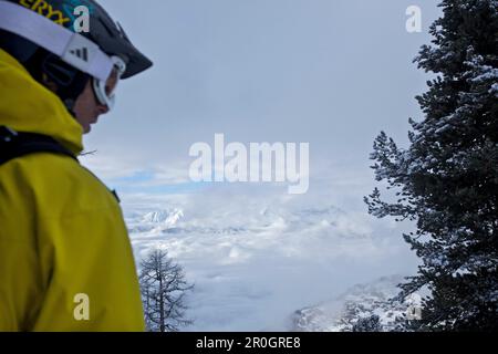 Snowboarder mit Panoramablick, Chandolin, Anniviers, Wallis, Schweiz Stockfoto