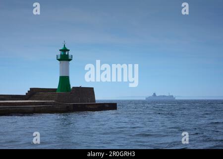 Leuchtturm am Hafen, Fähre im Hintergrund, Sassnitz, Insel Ruegen, Mecklenburg-Vorpommern, Deutschland Stockfoto