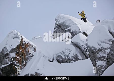 Snowboarder aufsteigend im Tiefschnee, Chandolin, Anniviers, Wallis, Schweiz Stockfoto