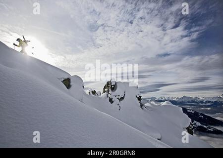 Snowboarder aufsteigend im Tiefschnee, Chandolin, Anniviers, Wallis, Schweiz Stockfoto