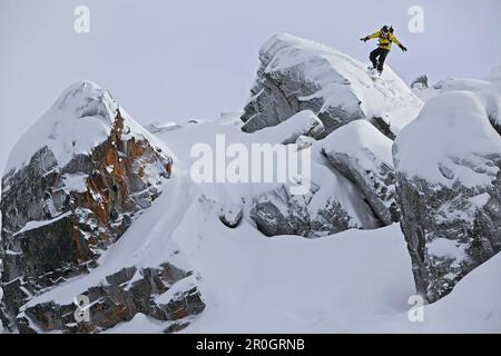 Snowboarder im Tiefschnee, Chandolin, Anniviers, Wallis, Schweiz Stockfoto