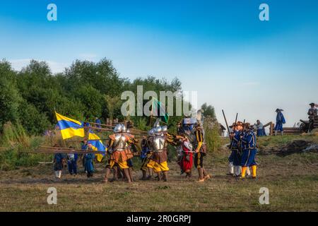 Gniew, Polen, Aug 2020 Pikeman und Musketiere in Kampfformation, historische Nachstellung der Schlacht von Gniew, polnischer schwedischer Krieg Stockfoto