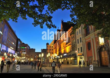 Fußgängerzone Neuhauserstraße mit Kaufhaus am Abend, München, Bayern, Deutschland, Europa Stockfoto