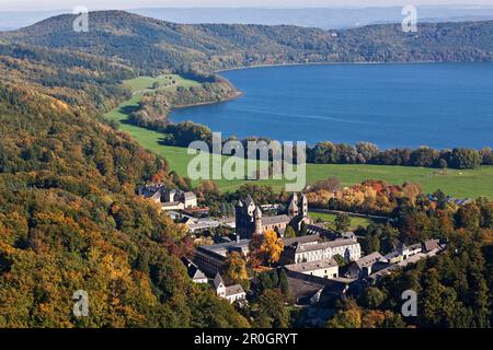 Luftaufnahme der Benediktiner-Abtei am See Laach, Maria Laach Abbey, Eifel, Rheinland-Pfalz, Deutschland, Europa Stockfoto