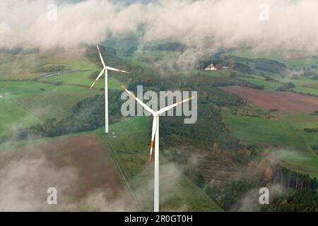 Luftaufnahme der Windräder im Windpark im Nebel, Eifel, Rheinland-Pfalz, Deutschland, Europa Stockfoto