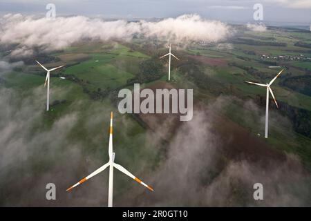 Luftaufnahme der Windräder im Windpark im Nebel, Eifel, Rheinland-Pfalz, Deutschland, Europa Stockfoto