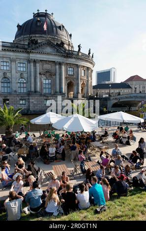 Strandbar entlang der Spree im Bode Museum, Mitte, Berlin, Deutschland Stockfoto