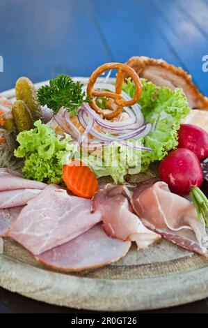 Essen von Brot, Aufschnitt, Käse und Salat, Weltenburg, Bayern, Deutschland, Europa Stockfoto