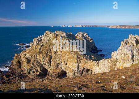 Blick von Pointe de Dinan nach Pointe de Penhir, Crozon Peninsula, Finistere, Bretagne, Frankreich, Europa Stockfoto