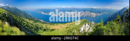 Panoramablick von Monte Baldo über den Gardasee und die Gebirgszüge Gardasee, Monte Baldo, Trentino-Alto Adige/Suedtirol, Italien Stockfoto