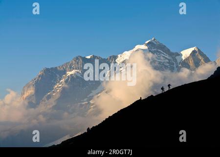 Zwei Bergwanderer aufsteigend, Berg Jungfrau in Backgound, Lauterbrunnental, Kanton Bern, Schweiz Stockfoto