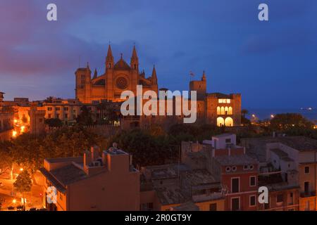 Kathedrale La Seu und Palau de l'Almudaina, Almudaina Palast am Abend, Palma de Mallorca, Mallorca, Balearen, Spanien, Europa Stockfoto