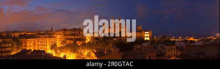 Kathedrale La Seu und Palau de l'Almudaina, Almudaina Palast am Abend, Palma de Mallorca, Mallorca, Balearen, Spanien, Europa Stockfoto