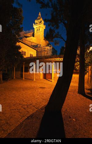 Beleuchtete Kirche des Klosters Sa Cartoixa, La Cartuja bei Nacht, Valldemossa, Tramuntana, Mallorca, Balearen, Spanien, Europa Stockfoto