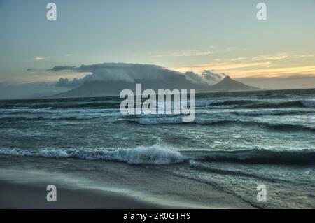 Blick auf den Tafelberg vom Blouberg Beach bei Sonnenuntergang, Kapstadt, Südafrika Stockfoto