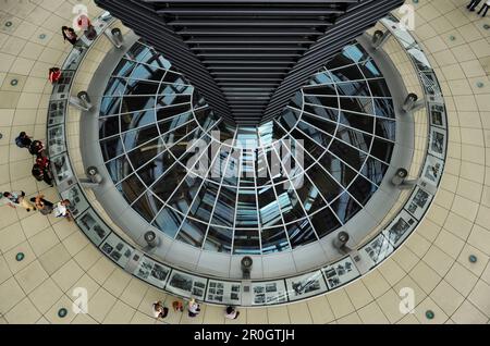 Blick aus der Vogelperspektive auf die Menschen im Reichstagsdom, Mitte, Berlin, Deutschland, Europa Stockfoto
