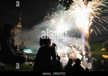 Sommerfest mit Feuerwerk am Olympiapark, München, Bayern, Deutschland, Europa Stockfoto