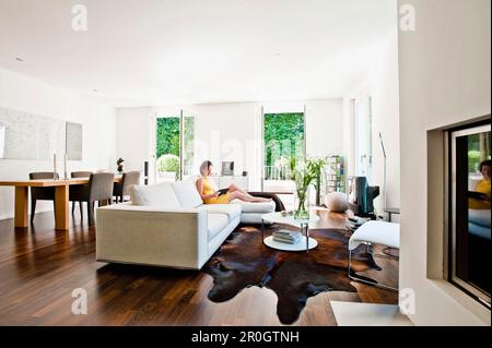 Frauen mit einem iPad beim Sitzen auf einem Sofa, Hamburg, Deutschland Stockfoto