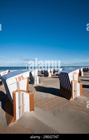 Überdachten Strand Korbsessel auf der Promenade, Ostfriesischen Inseln, Norderney, Niedersachsen, Deutschland Stockfoto