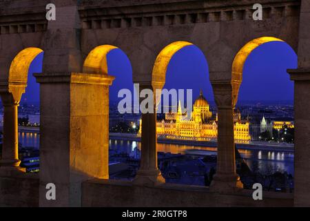 Blick von der Fischerbastei auf dem House of Parliament an Donau bei Nacht, Budapest, Ungarn, Europa Stockfoto