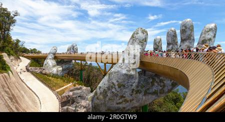 Hügel von Bà Nà, Vietnam - August 22 2018: Die Goldene Brücke ist eine 150 m lange Fußgängerbrücke in den Hügeln von Bà Nà, nahe Da Nang, Vietnam. Die Bà Nà-Hügel Stockfoto