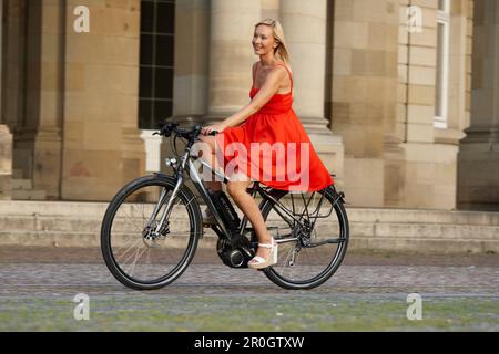 Frau auf einem e-Bike, Radfahren Fahrrad Tour, Schlossplatz, neues Schloss, Stuttgart, Baden-Württemberg, Deutschland Stockfoto