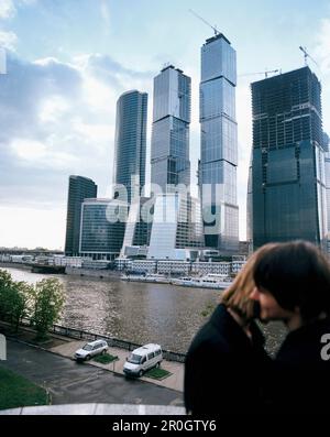 Ein Paar vor der Moskauer Stadt, ein Geschäftszentrum in der Nähe der Moskau, Moskau, Russland, Europa Stockfoto