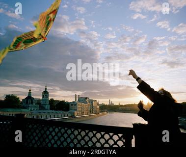 Drachenfliegen auf der Moskva-Brücke bei Sonnenuntergang, Blick auf den Kreml, Moskau, Russland, Europa Stockfoto